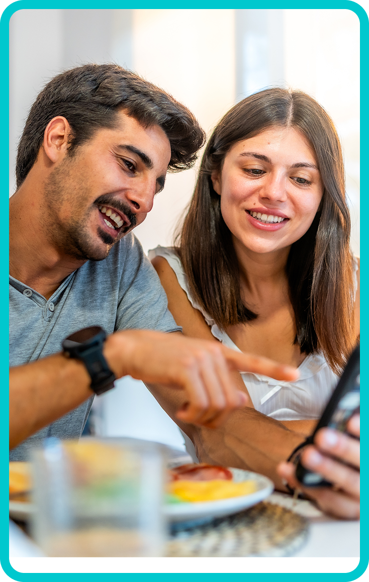 Mamá o papá revisando el seguimiento de su hijo en KuidApp